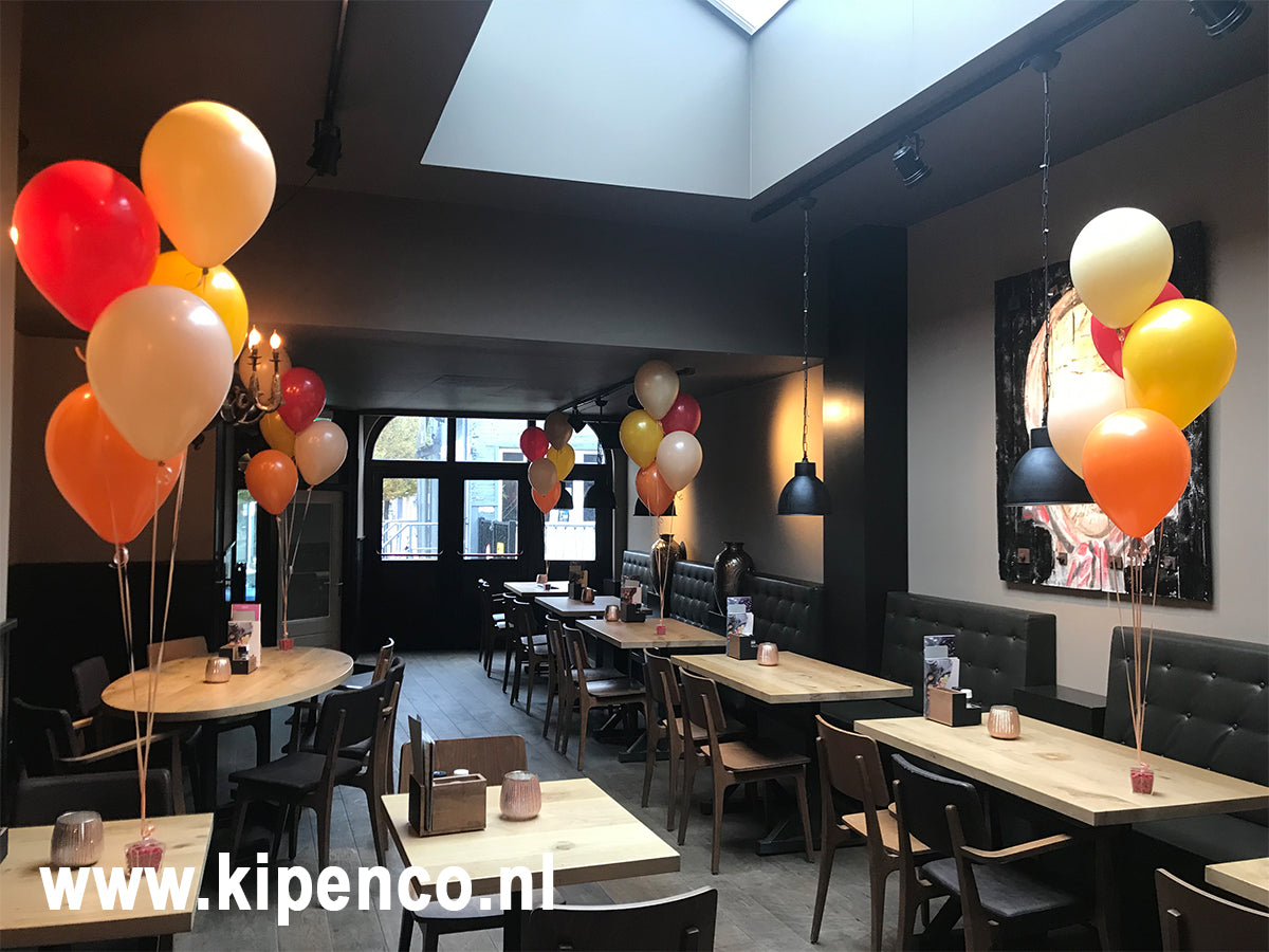 Tafel decoratie 5 ballonnen, 4 kleuren, plaats kleuren steeds gelijk